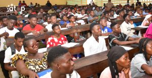 4 Les etudiants suivant attentivement.