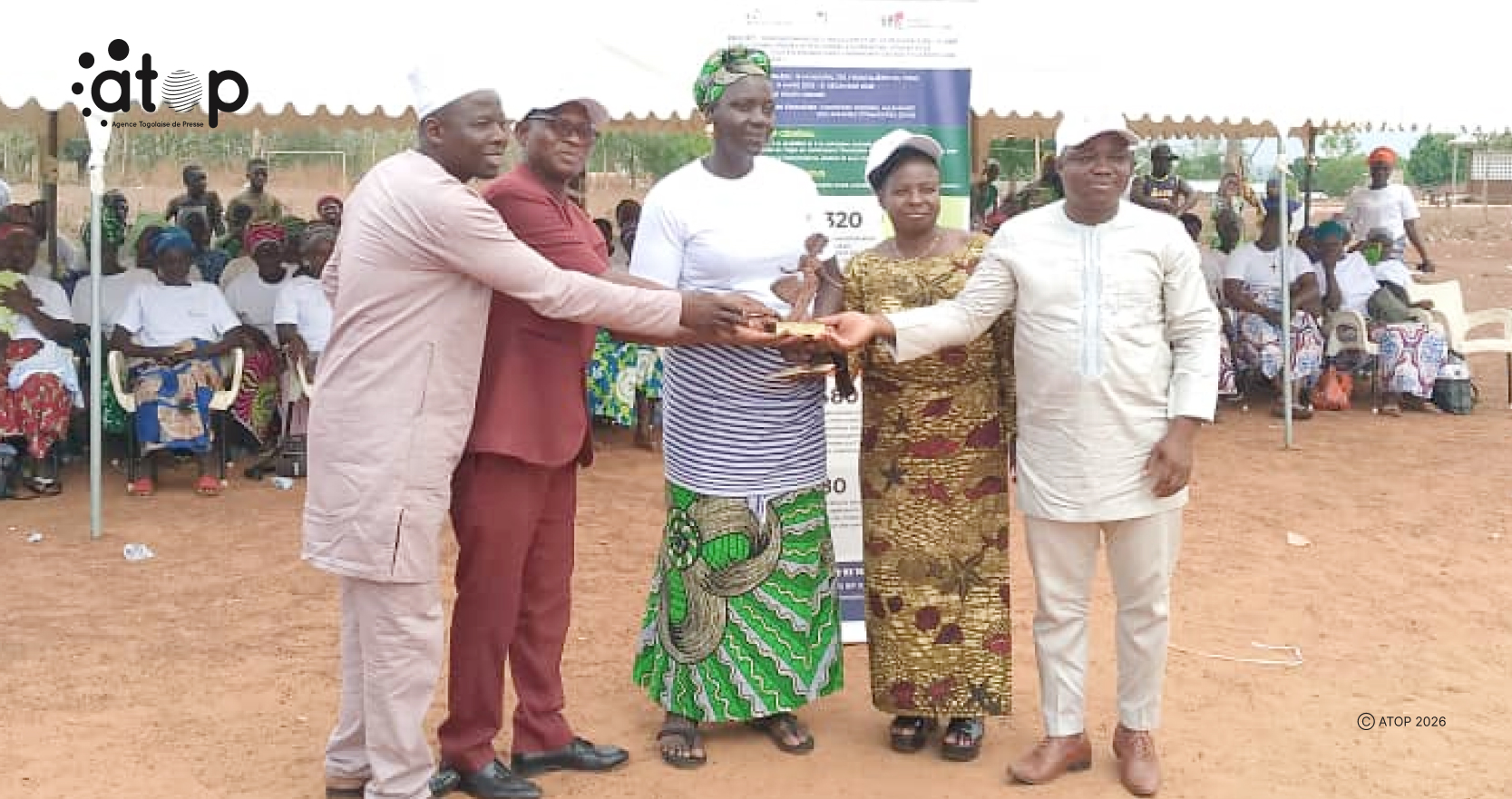 Binah/promotion de la paix : Un festival culturel interclubs à Kétao 1 40 La presidente du club Tawakina au milieu recevant le tophee