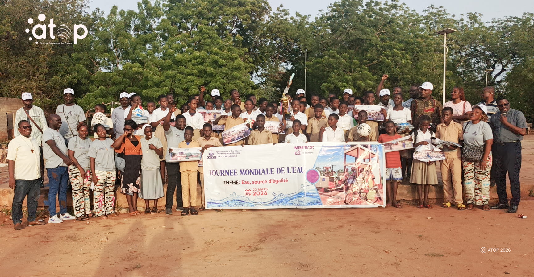 Vo/Journée mondiale de l’eau : Les élèves des collèges sensibilisés sur l’utilisation judicieuse de l’eau à Vogan 1 5 Des eleves et organisateurs 1
