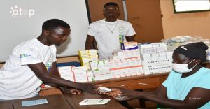 Kozah/ jubilé d’étain de la faculté des sciences de la santé de l’UK : plus de 2500 patients de la kara bénéficient des consultations et soins gratuits 2 5 Une phase de remise des medicaments a une patiente au CHP Niamtougou