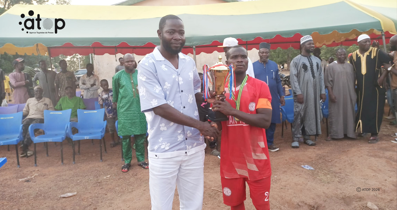 56 El Hadj Abdoul Rahamane remettant la coupe au capitaine de lequipe victorieuse