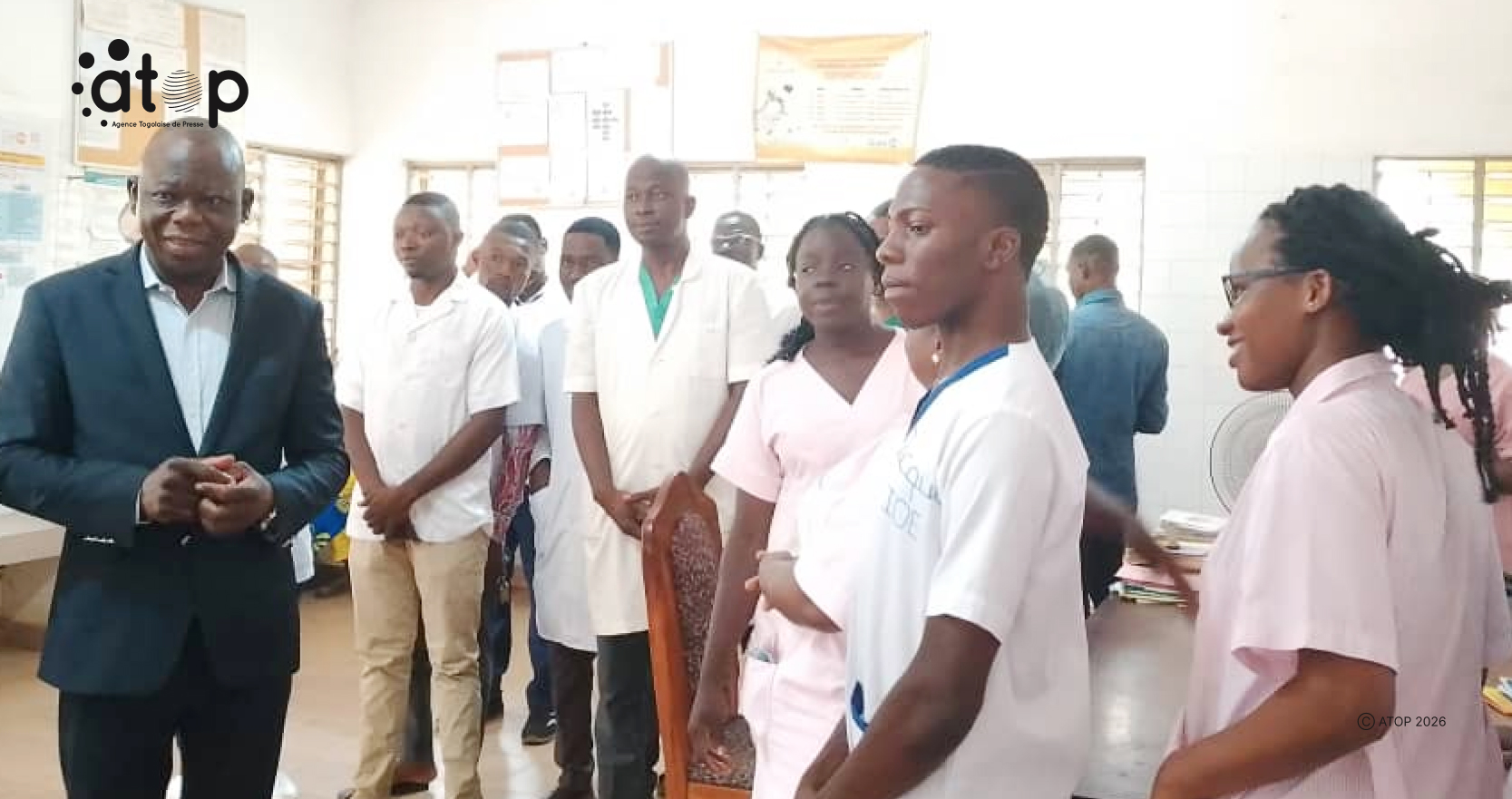 6 Le ministre Jean Marie Koffi Ewonoule Tessi echange avec personnel