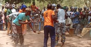 7 La population manifestant sa joie par des pas de danse