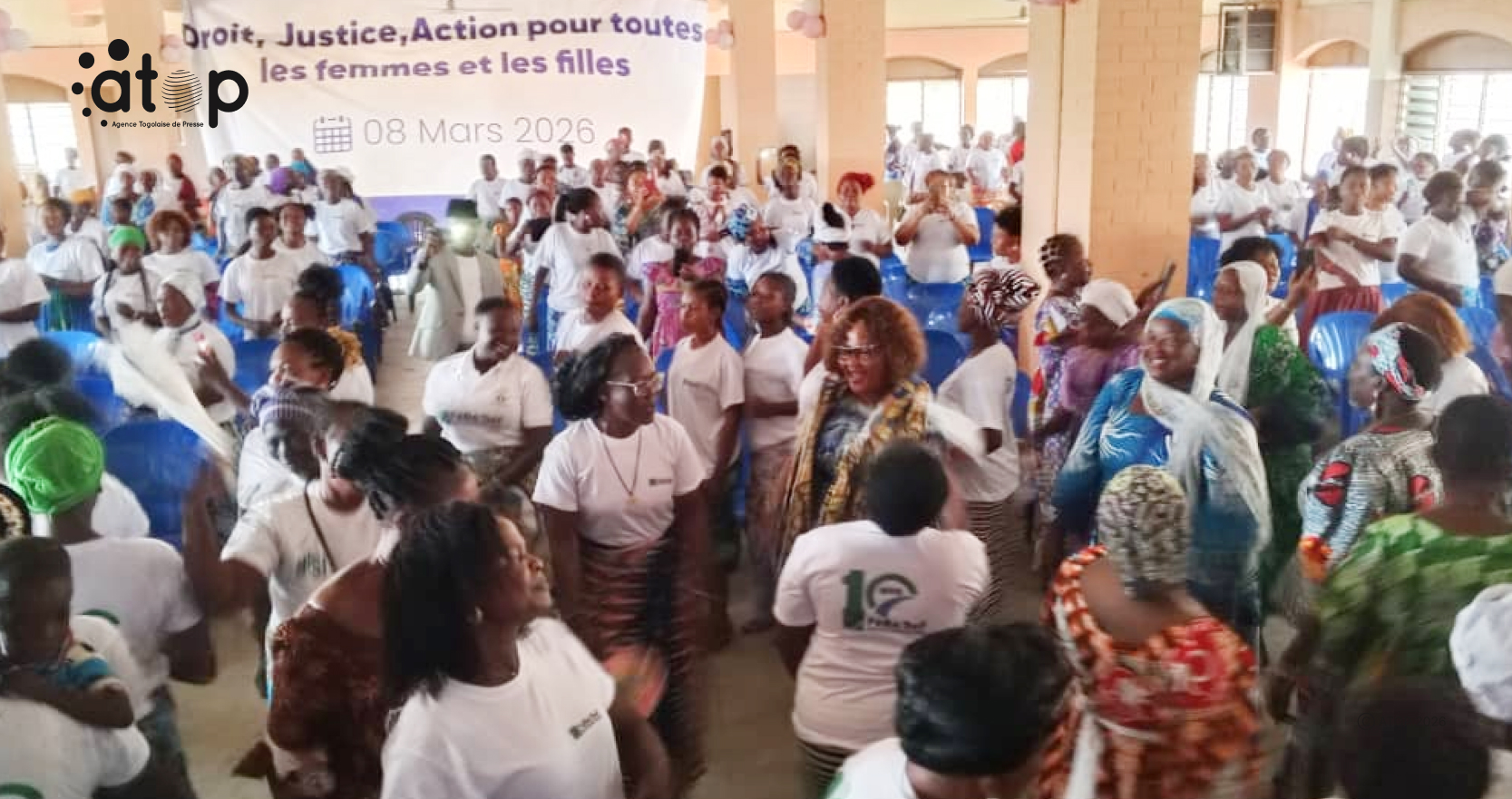 73 Vue partielle des femmes esquissant des pas de danse
