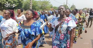 75 Les caravanieres dans une rue