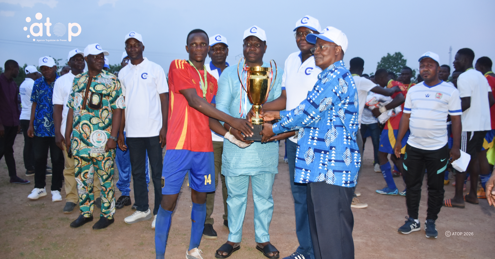 Ogou/ 2ème édition du tournoi de la fraternité : Génie FC sacré champion à Akparè 1 80 Le prefet le dute Fombo et le presidenet du conseil des Plateaux remettant le trophee au capitaine de lequipe Genie FC