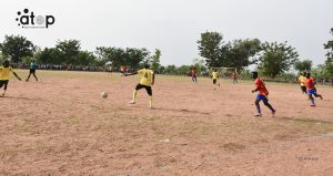 Ogou/ 2ème édition du tournoi de la fraternité : Génie FC sacré champion à Akparè 2 81 Vue partielle du match Geenie FC en rouge et Monaco FC de Koutalakou en jaune