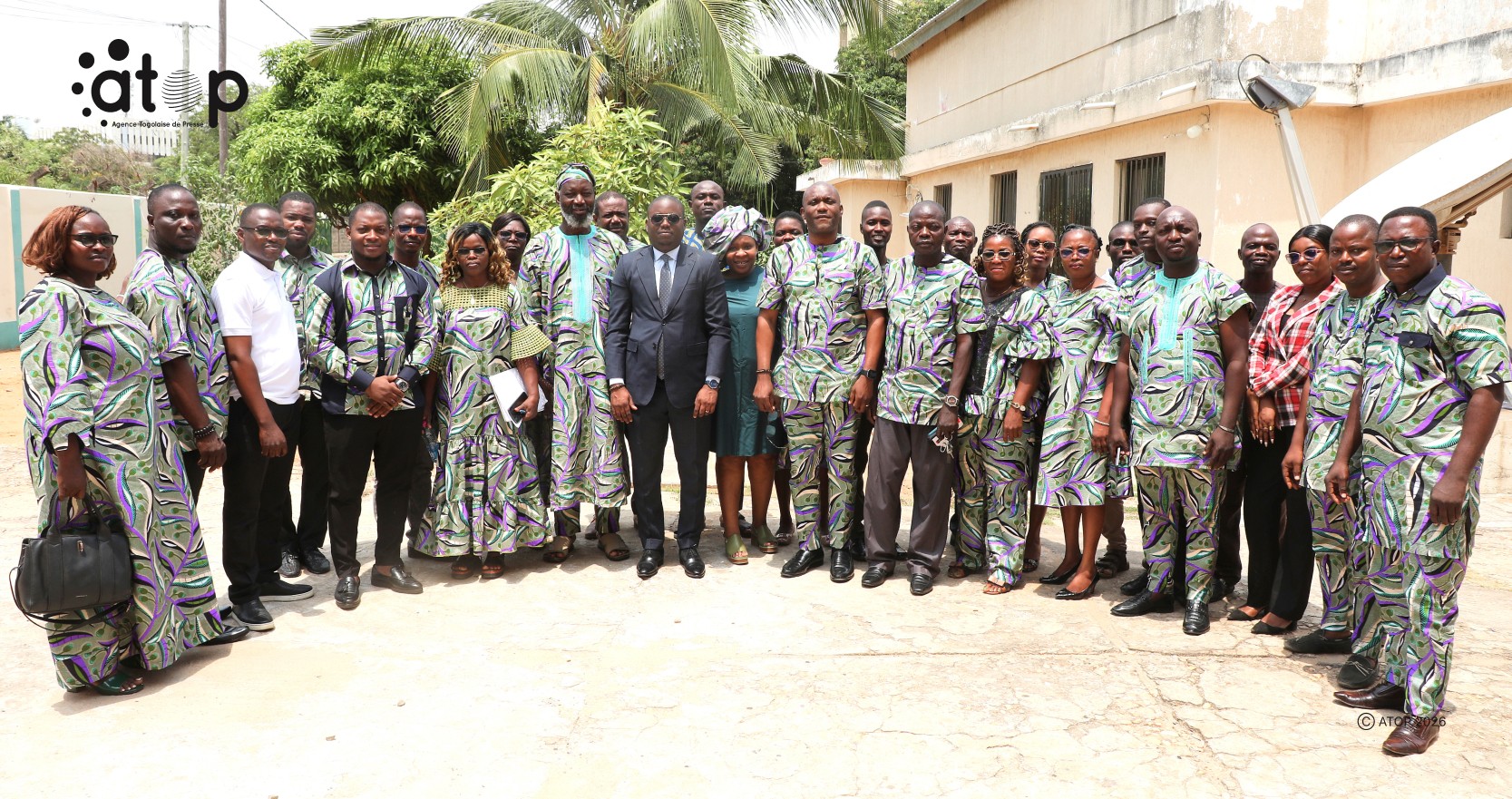 Formateur constume directeur a sa gauche