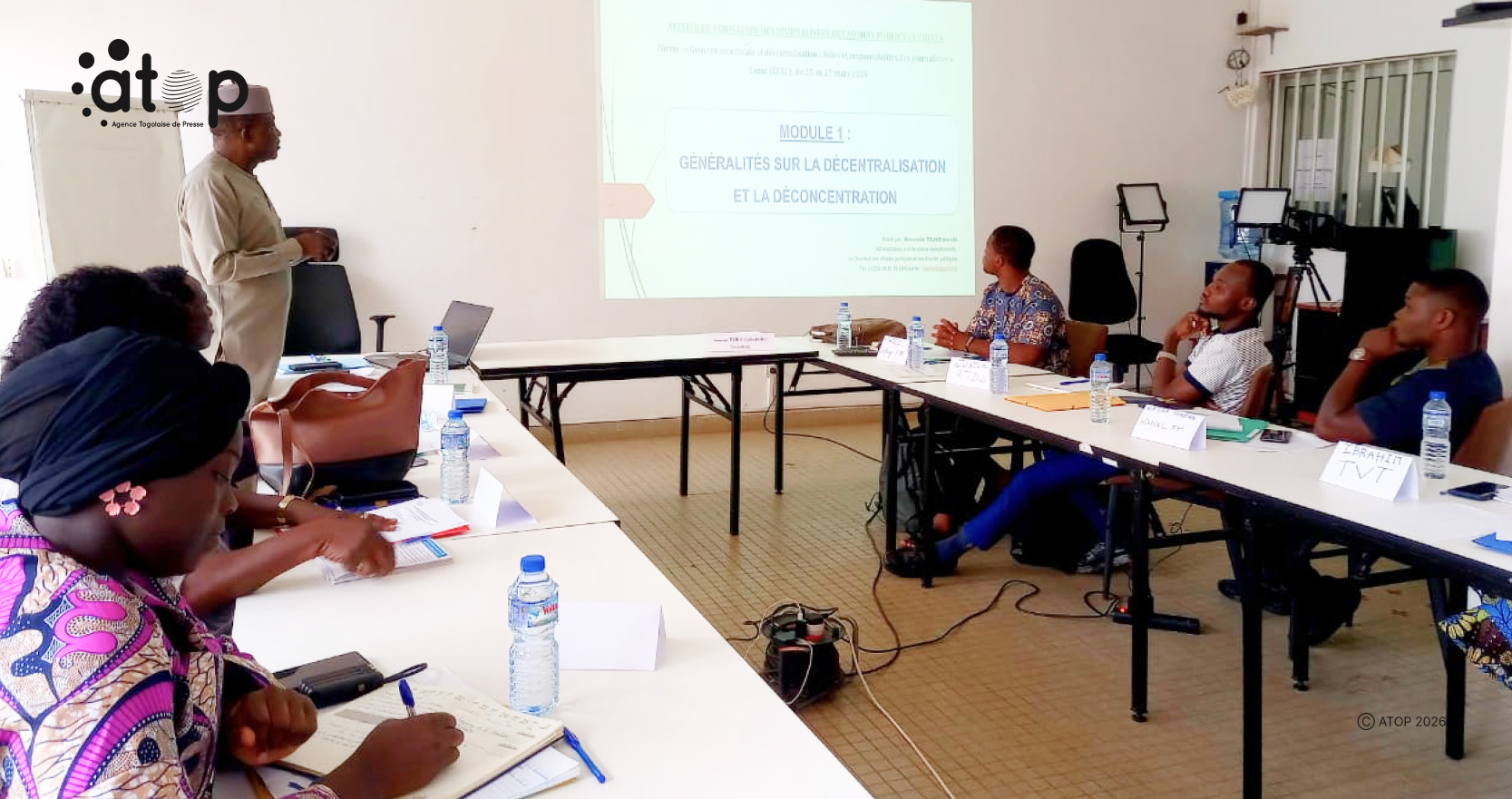 Le formateur debout presentant un module de formation