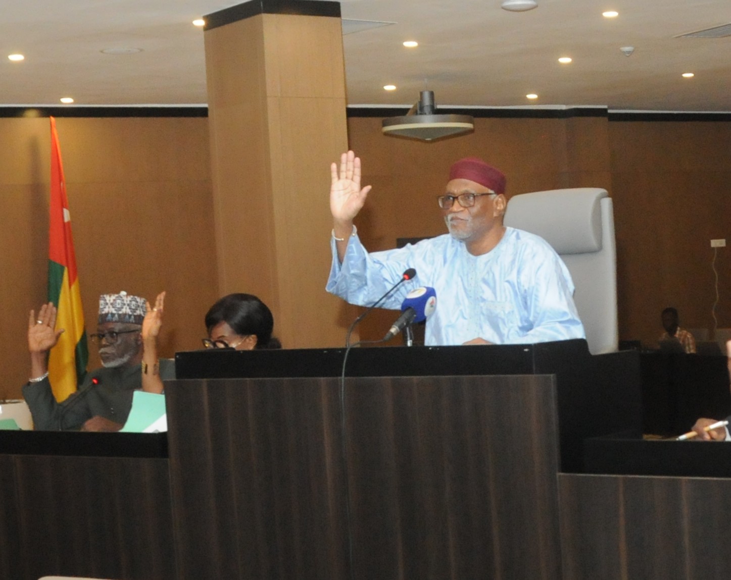Le president Barque votant une loi
