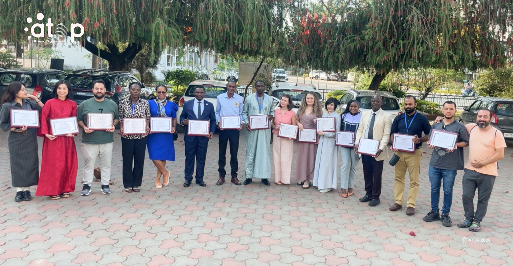 Les participants munis de leurs attestations
