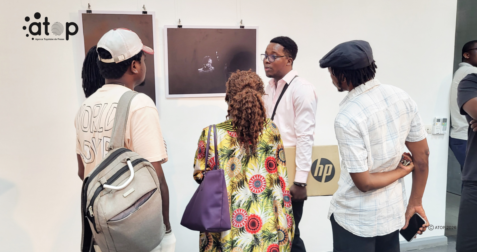 Les visiteurs appreciant les photographies