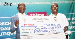 M. Bougoune a droite recevant son prix des mains du ministre site 1