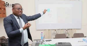 M. Eklou Takpani expliquant.