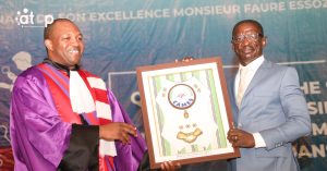 Mama Omorou droite recevant une distinction honorifique des mains du SG du CAMES