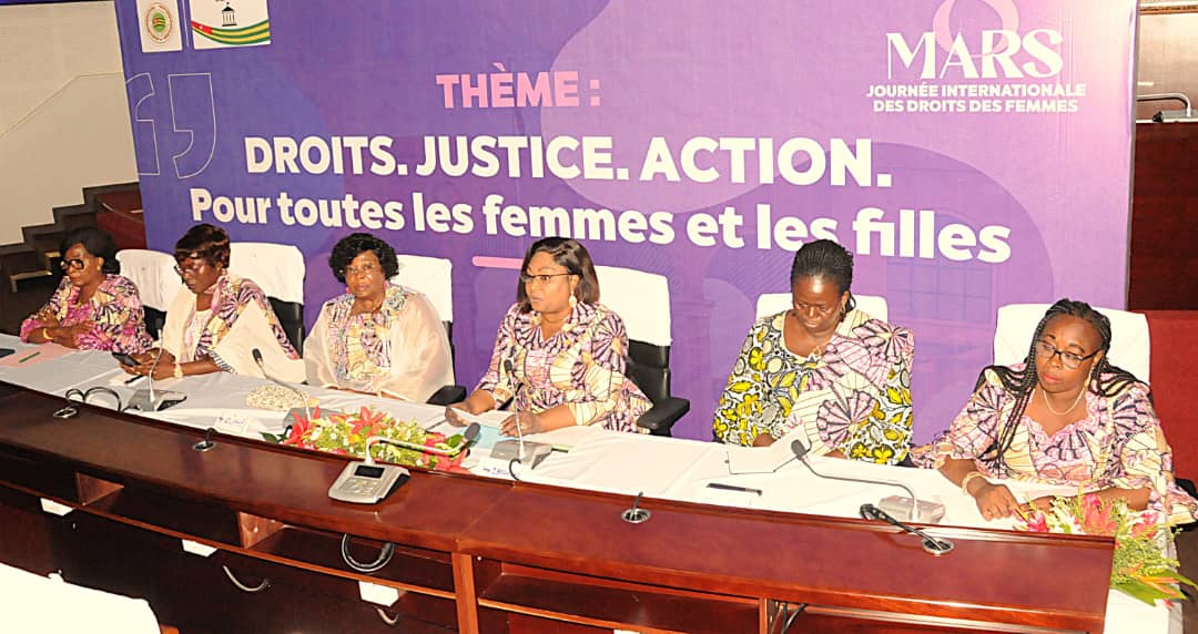 Mme Ibrahima 3e de la droite livrant son allocution site 2
