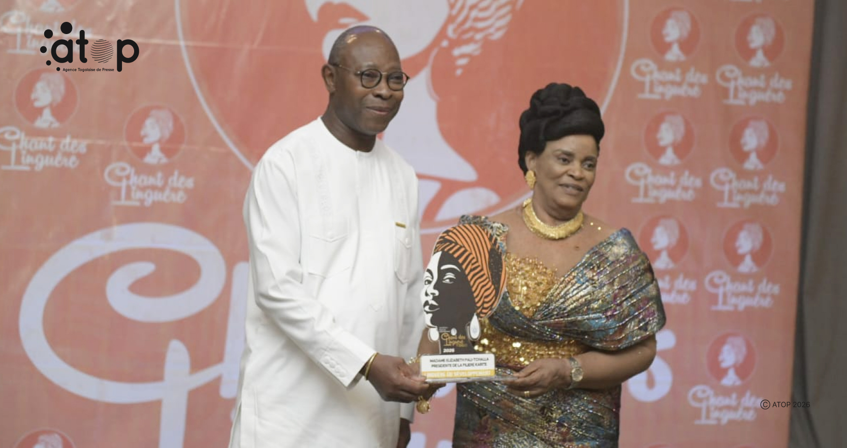 Remise de trophee a une femme leader