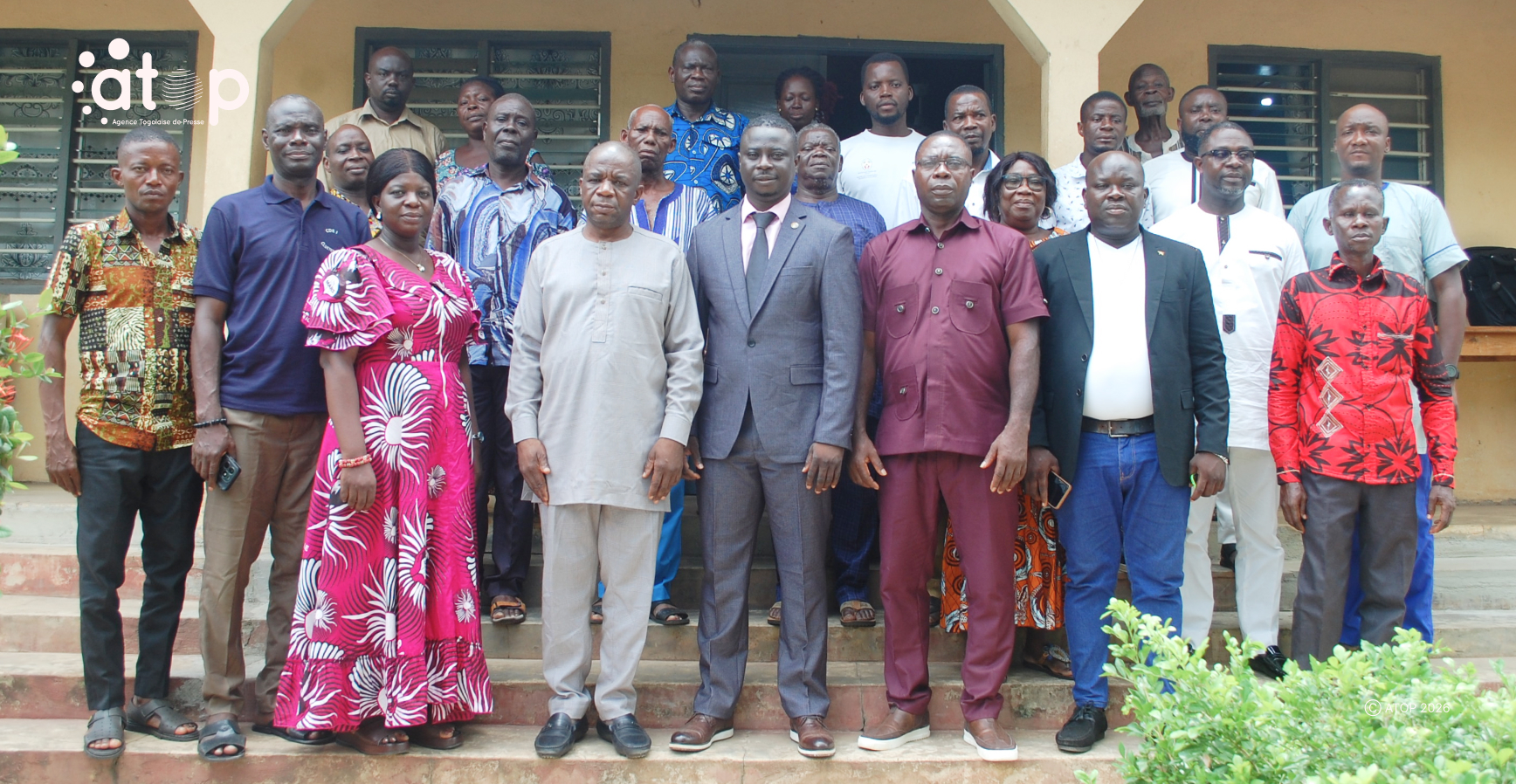 10 Conseillers communaux et officiels pour la photo de groupe