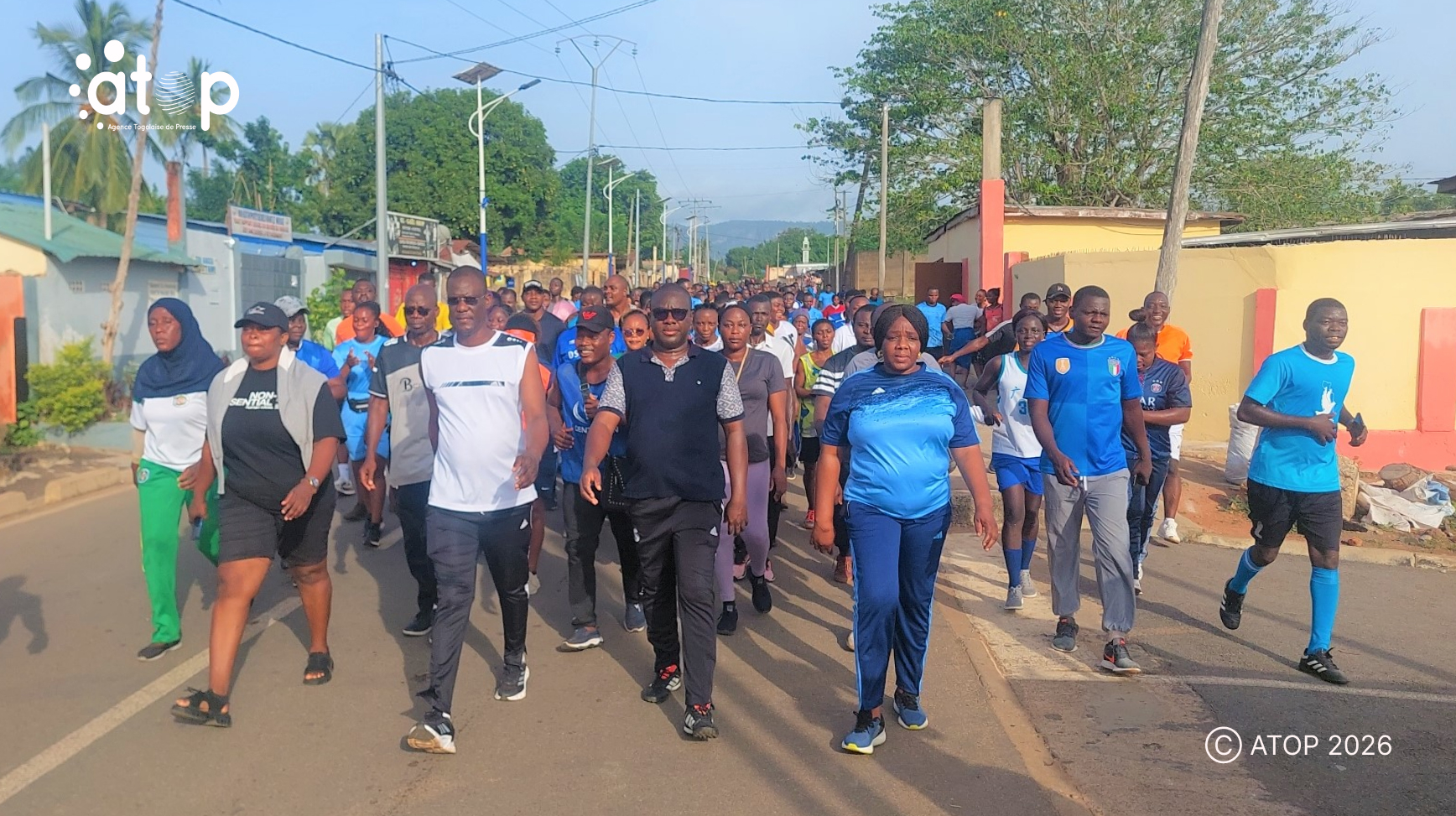 42e Journée nationale des sports : La population de Kloto 1 mobilisée autour de leur maire 1 11 La marche sur une des arteres de la ville