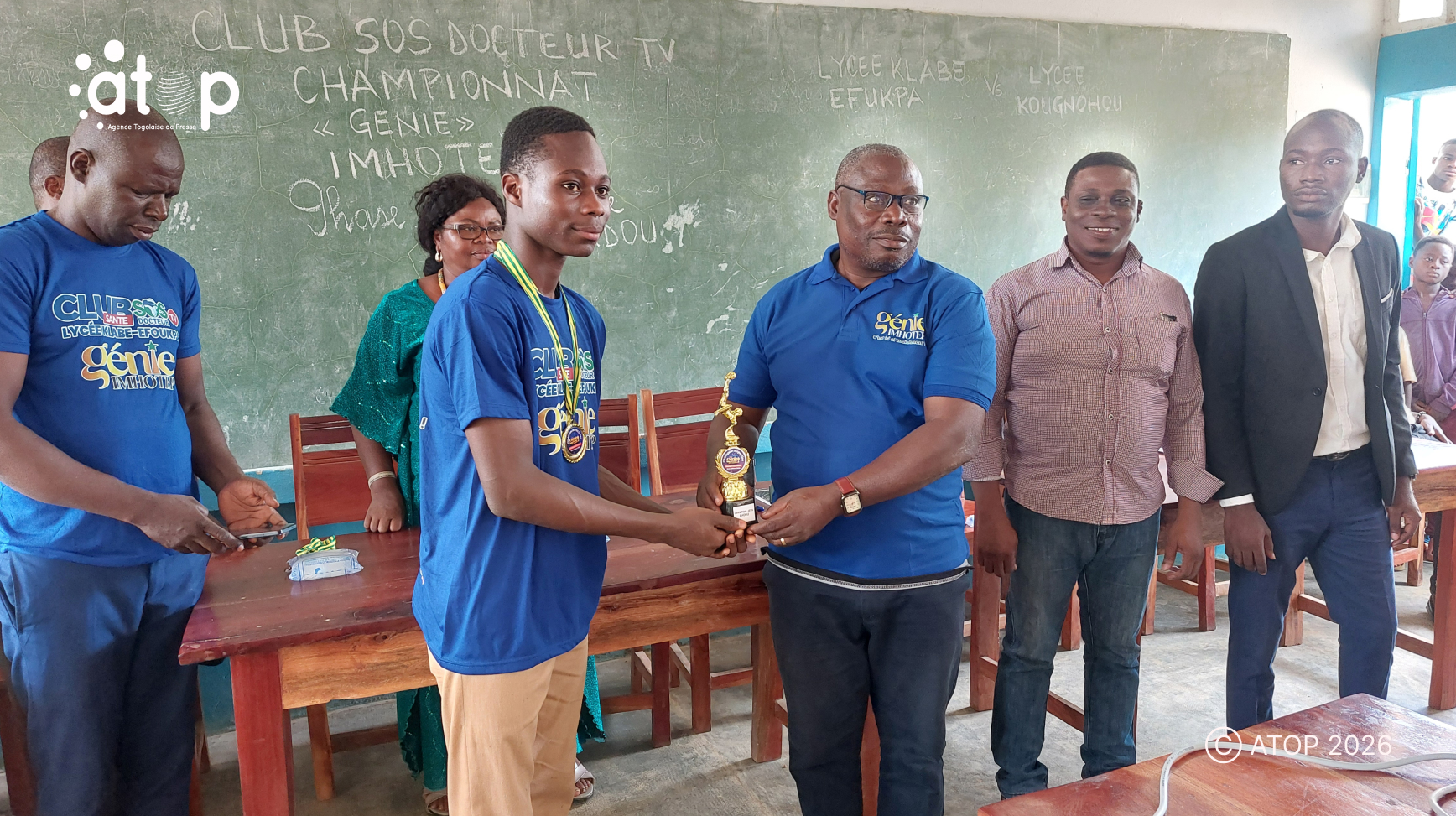 12 Le chef dinspection GNAKOUAFRE remettant le trophee a lun des competiteur de lequipe de Klabe Efoukpa