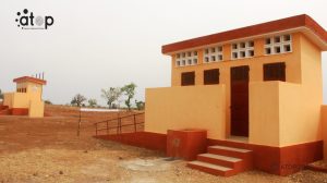 12 Vue partielle des blocs de latrines du CEG
