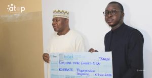 16 Le laureat noir recoit son prix
