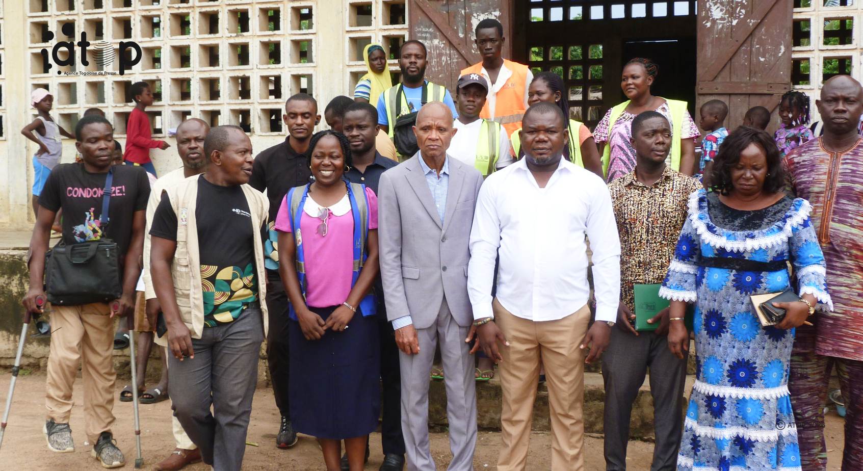 16 Les techniciens posant avec Koffi Assila a Wahala