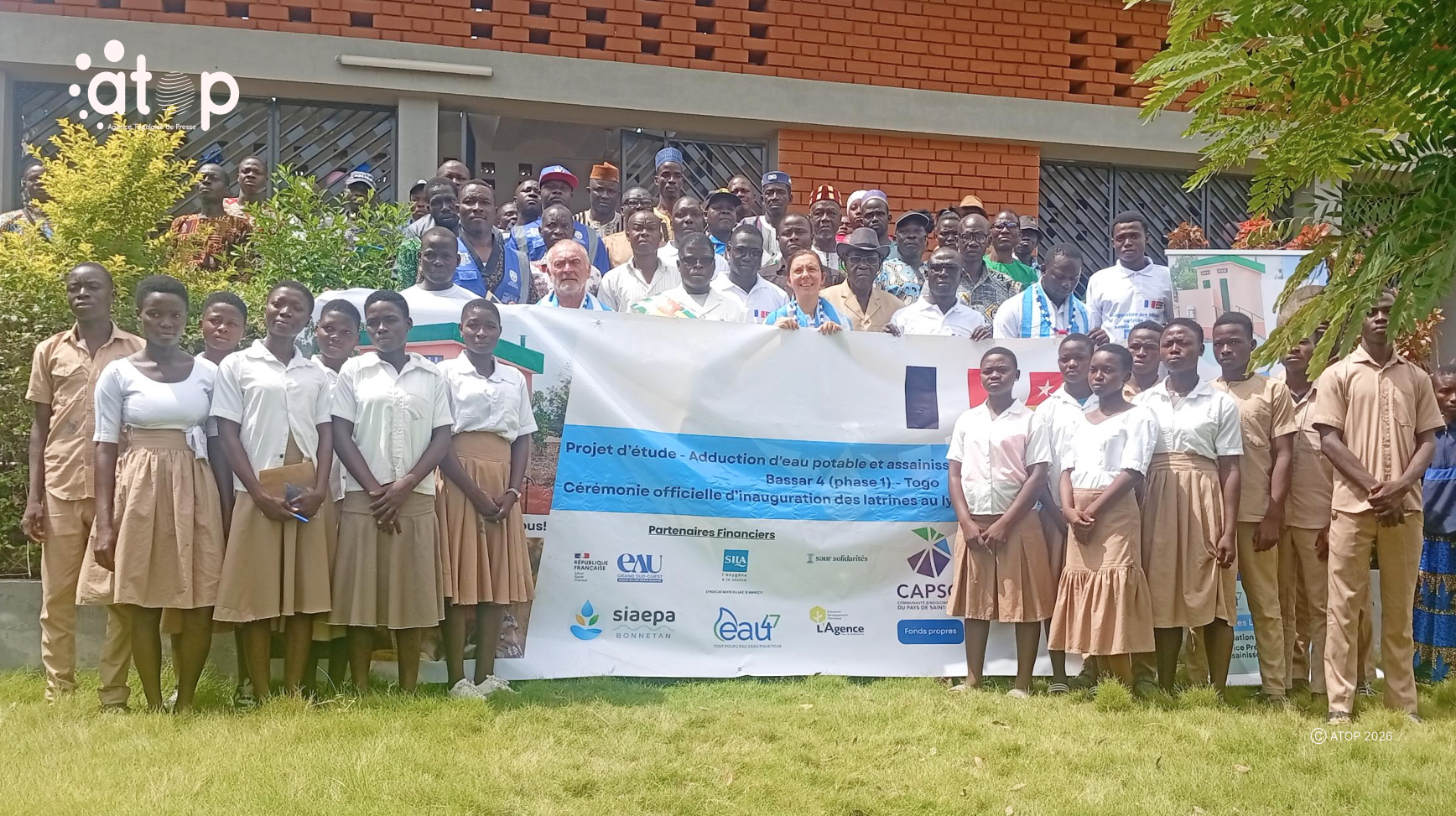 Bassar/eau et assainissement : Le lycée de Sanda-Kagbanda doté des ouvrages sanitaires et d’adduction d’eau 1 17 Les beneficiaires ont pose avec leurs bienfaiteurs
