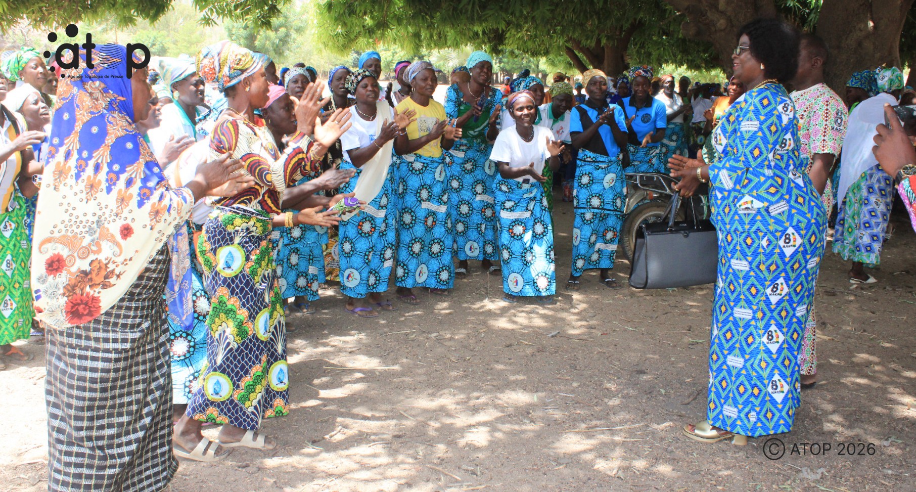 19 La directrice regionale a droite encourage les femmes de Louanga