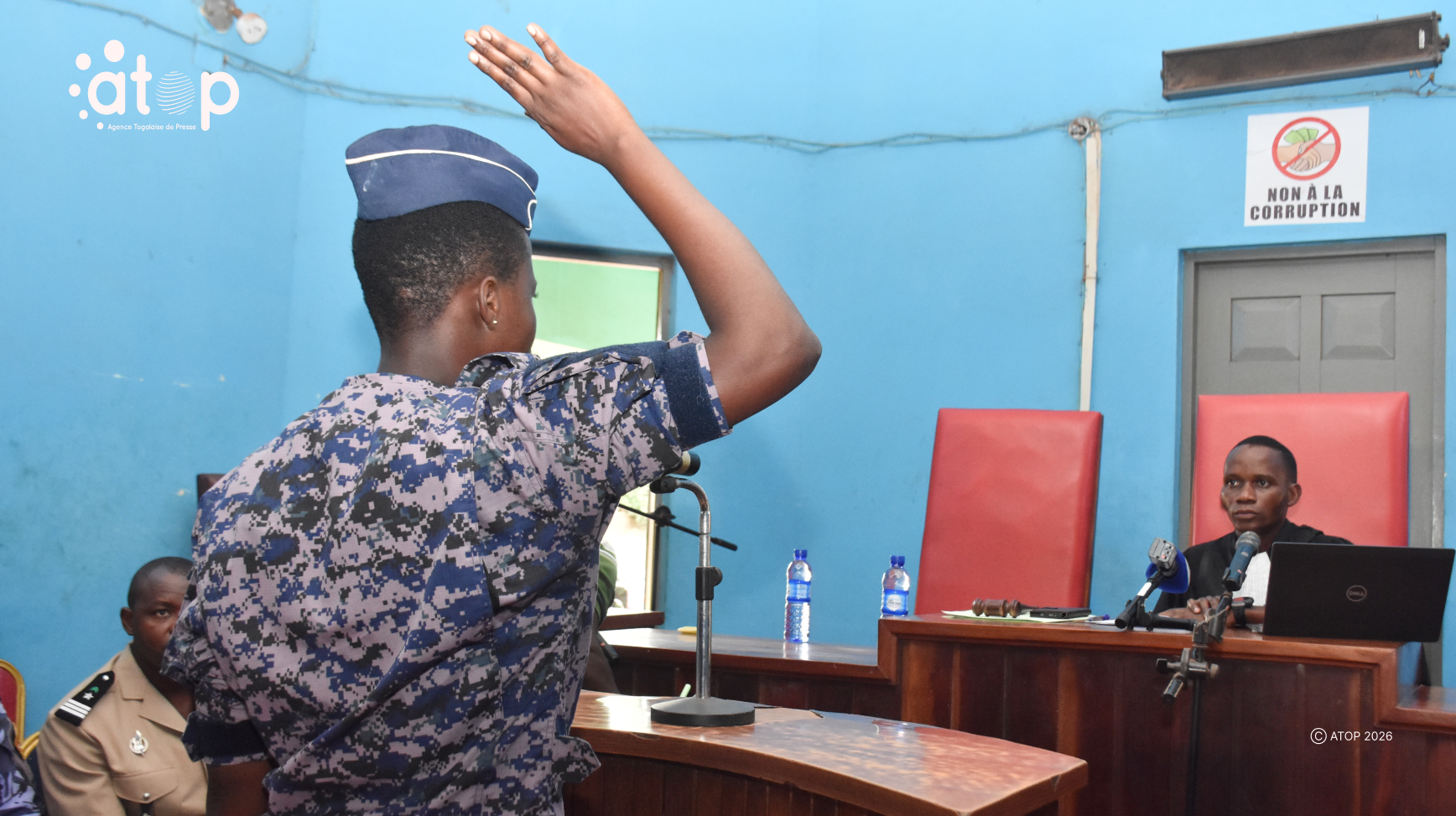 2 Une recipiendaire pretant serment devant le president du tribunal