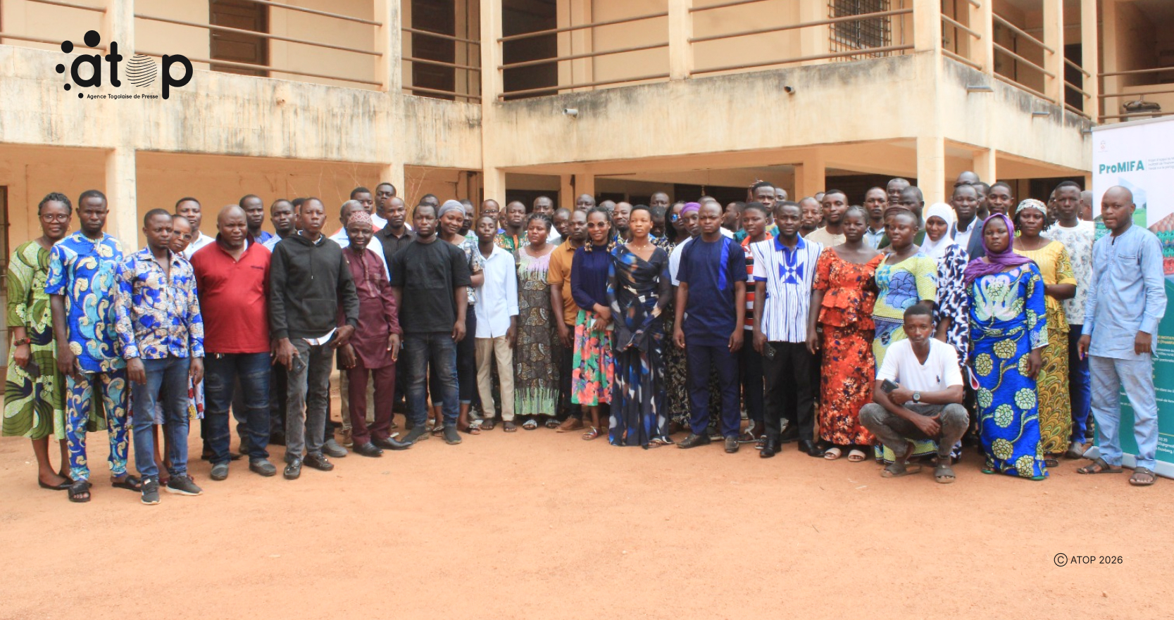 23 Les techniciens et formateurs en photo de famille