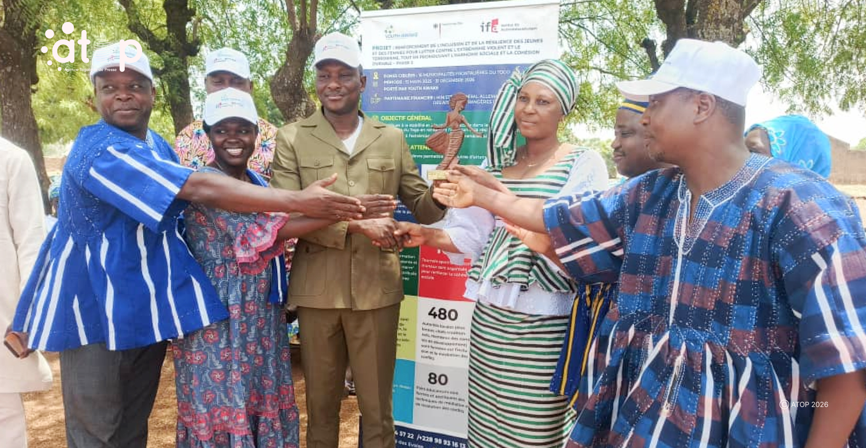 Cinkassé/culture : un festival interclubs féminin organise pour promouvoir la paix et la cohésion sociale 1 23 Remise du trophee a la presidente du club de Biankouri