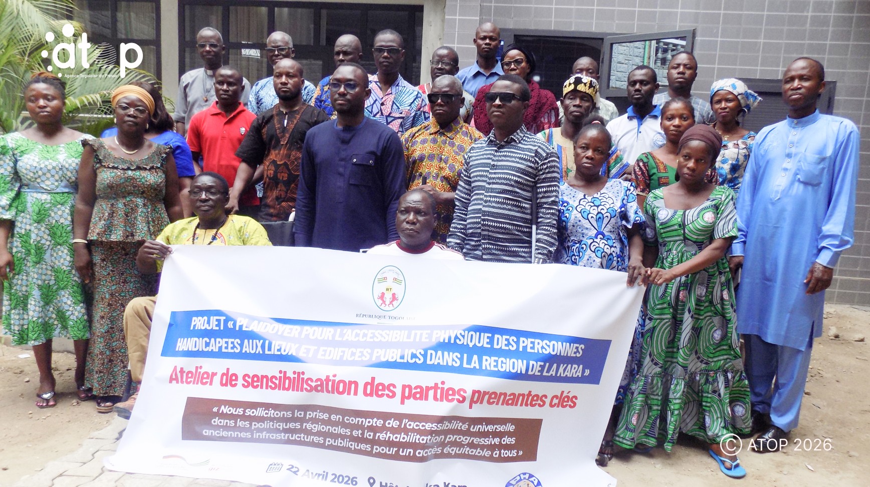 26 Les acteurs concernes ont pose avec les officiels