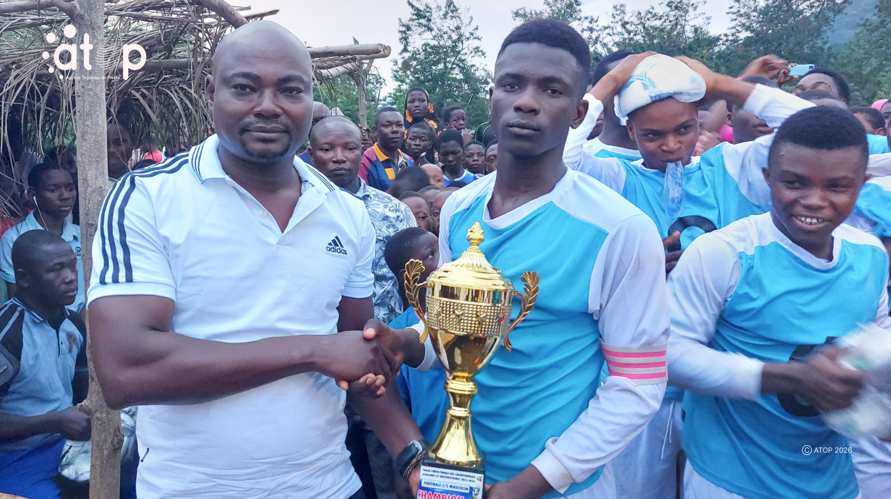 30 Linspecteur Kpabeba Dissokm remet le trophee au capitaine du lycee de Badou