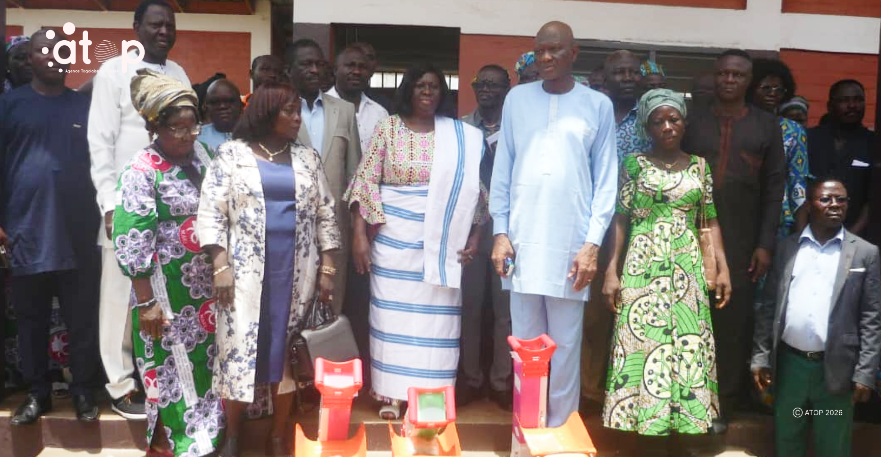 31 Des autorites et des beneficiaires devant le materiel offert