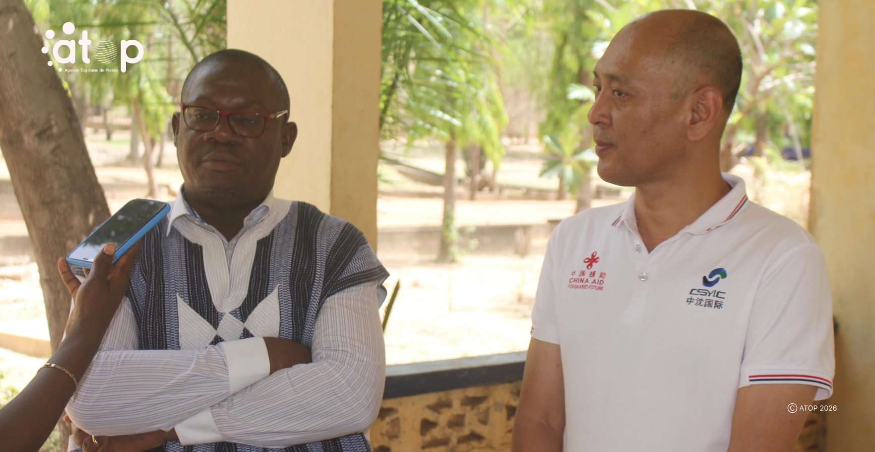 34 Le chef de delegation Fan a droite se prononcant a lissue de la visite
