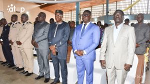 38 Vue partielle des autorites en position de priere a leglise catholique au devant le gouverneur Dadja Maganawe