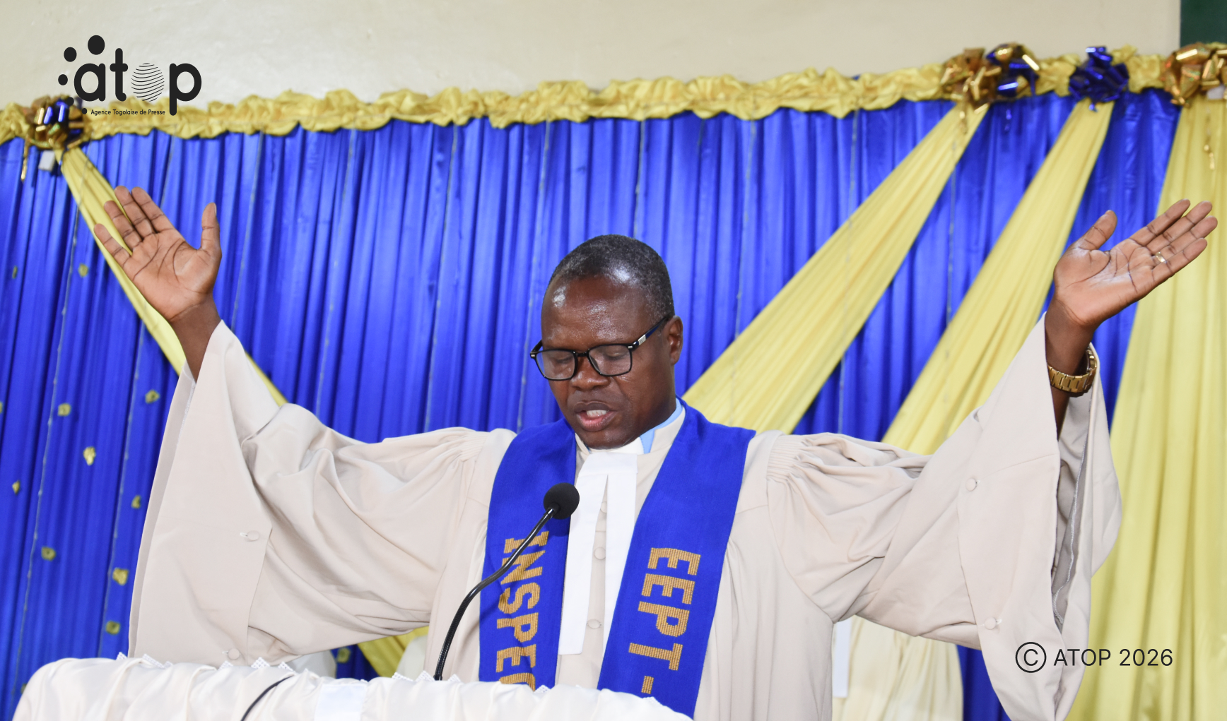 41 Le pasteur Pakou prononcant la benediction sur le Togo