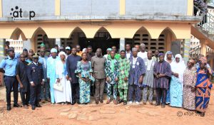 42 Le prefet dAssoli a pose avec ses administres et fideles au sortir des offices