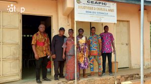 49 Membres de lassociation et personnel educatif ont pose ensemble