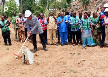 Kozah/Réalisation des ouvrages d’eau potable dans la Kara :  Le gouverneur Gal. Adjitowou donne le premier coup de pioche à Lama-Feing