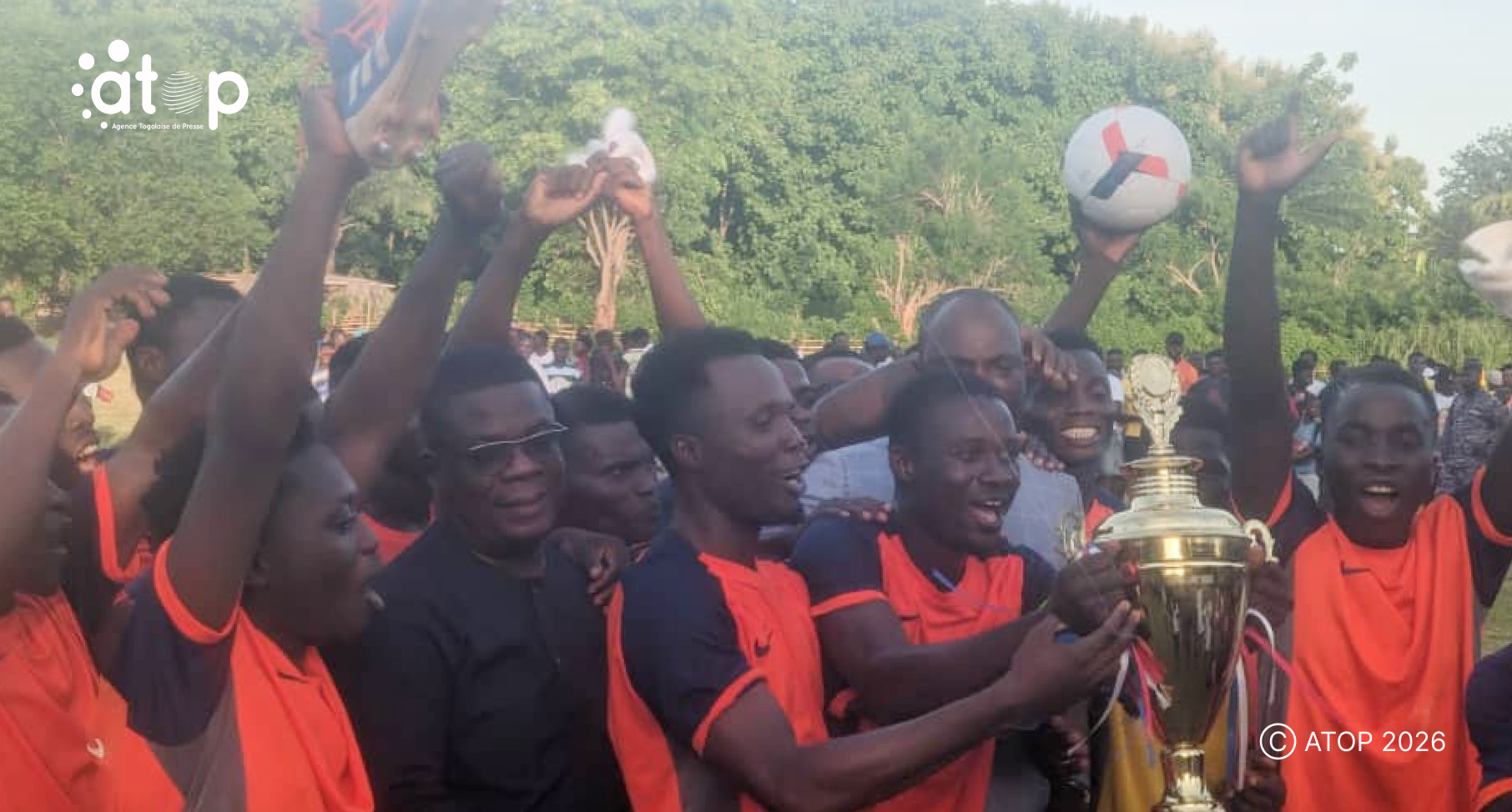 60 Lequipe gagnante brandissant le trophee dans la gaiete