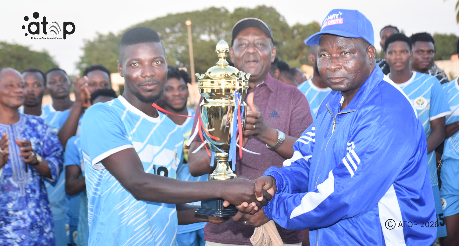 64 Le capitaine Kpovi Gille recoit la coupe des mains du prefet Gadewa Mawouna