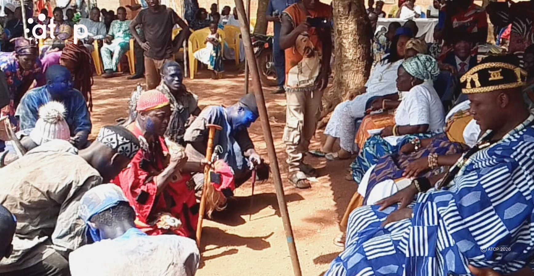 67 Les Assafos entrain de demander la benediction du Chef de village