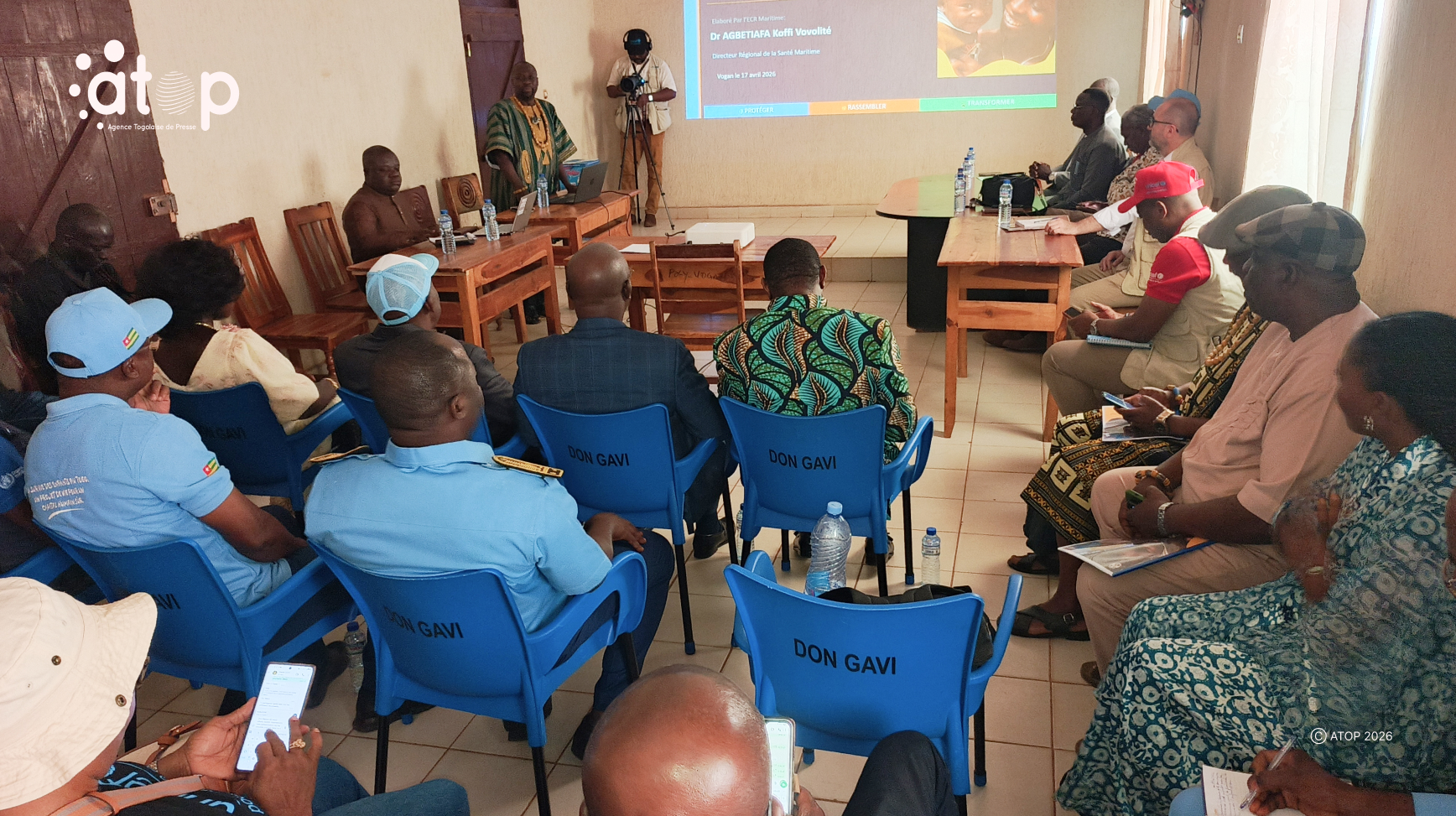 Santé : Des chefs d’agences des Nations unies en visite dans le Vo 1 7 Le Dr Agbetiafa 2eme debout de la gauche presente le modele du district de Vo