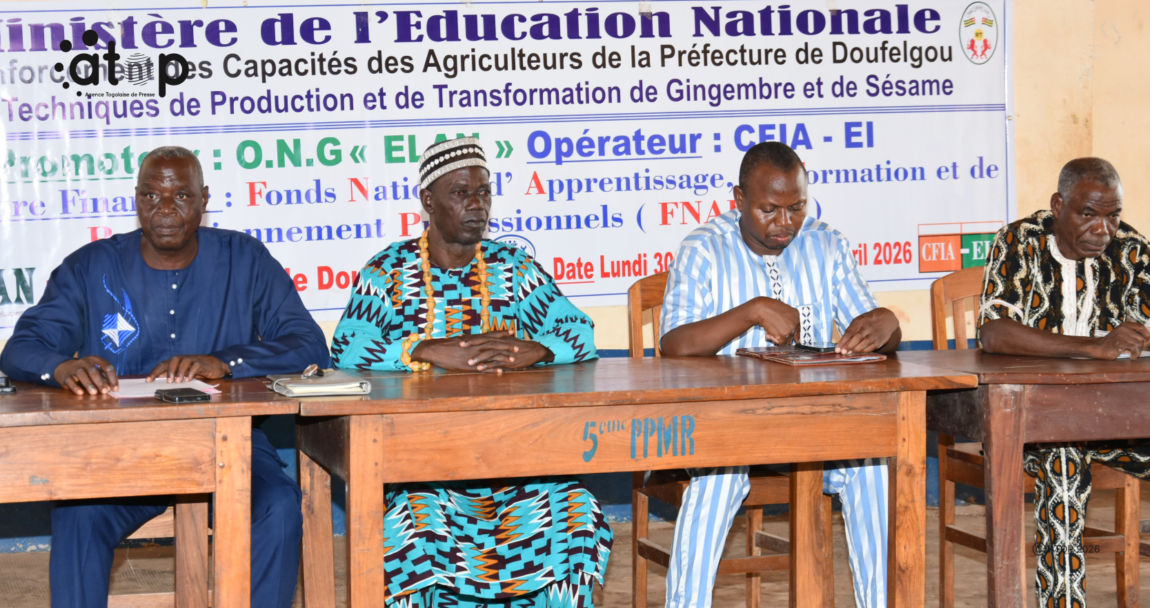 7 Table dhonneur M. Waguena 1er a Gauche ouvrant les travaux