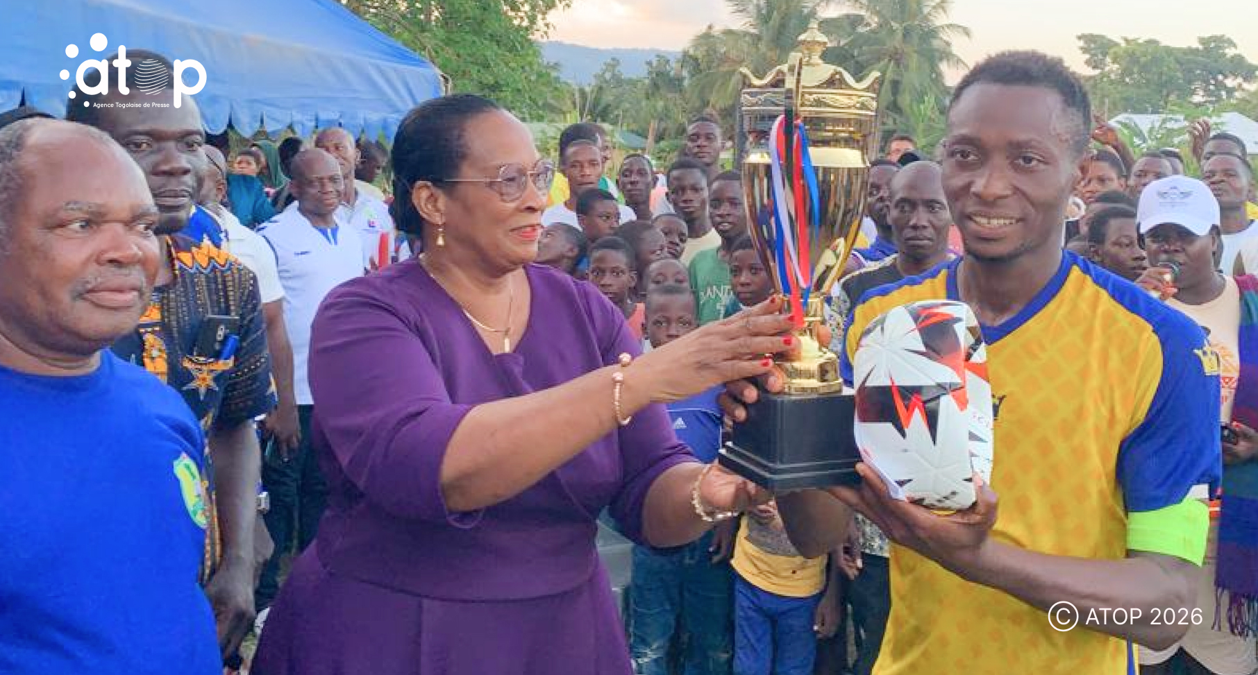 71 Mme Blewoussi Ablavi Metsokewo remettant le trophee au capitaine de lUS dAkata.
