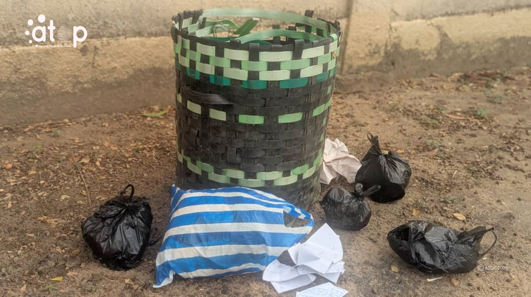 Des dechets plastiques autour autour dune poubelle un comportement a eviter
