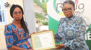 La ministre a droite et Mme Kpira