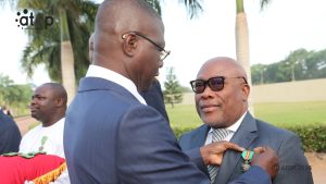Le ministre Awate honore une personnalite